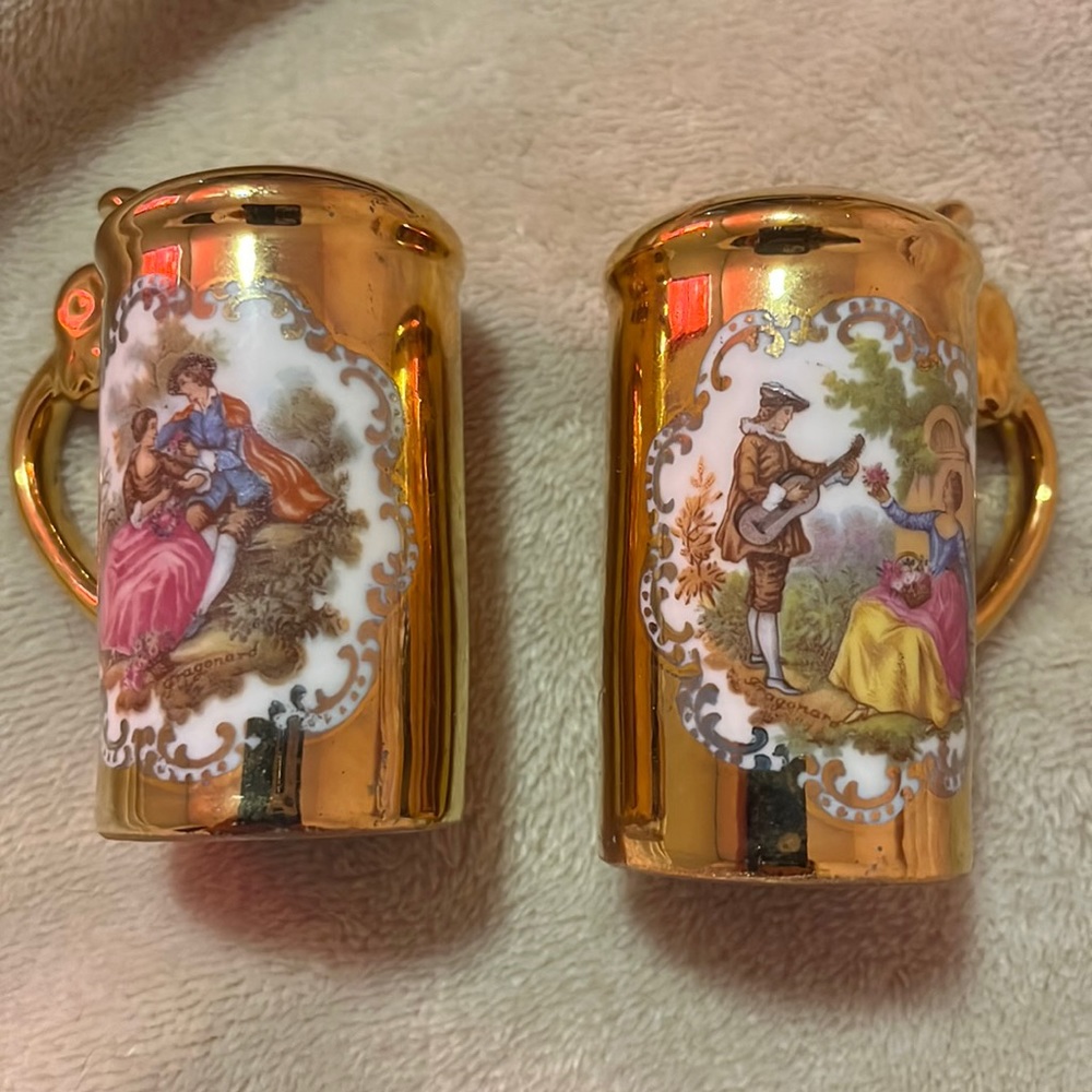 🌞Vintage Gold Tone Salt and Pepper Shakers Like New